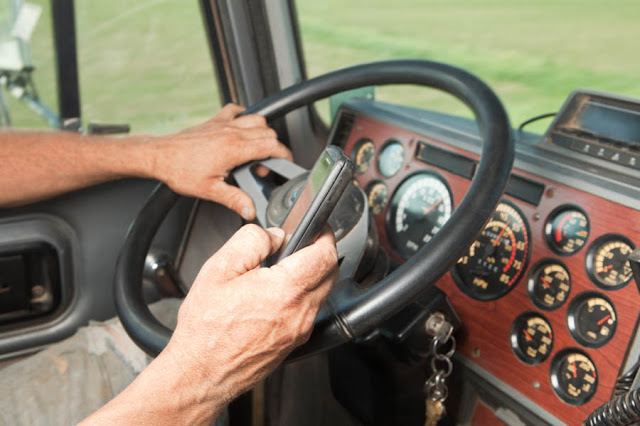 The main signals of truckers that every driver needs to know